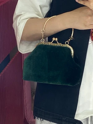 کیف دستی زنانه دهانه فلزی مخمل سبز