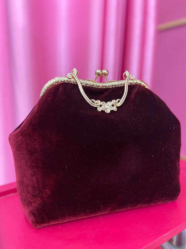 کیف دستی زنانه دهانه فلزی مخمل زرشکی