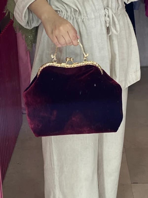 کیف دستی زنانه دهانه فلزی مخمل زرشکی
